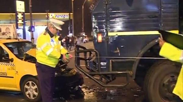 o duba a jandarmeriei a intrat intr un taxi pe b dul mihail kogalniceanu doua persoane au fost ranite