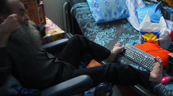 parintele iov patrascu monahul care scrie cu degetele de la piciorul stang