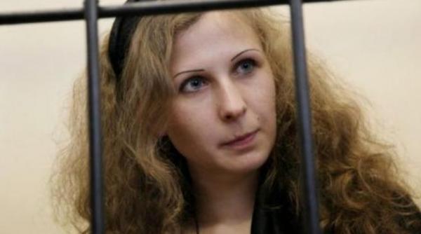 rusia una dintre membrele trupei pussy riot a fost eliberata din inchisoare