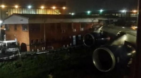 un boeing 747 al british airways cu 202 persoane la bord a lovit o cladire din johannesburg video