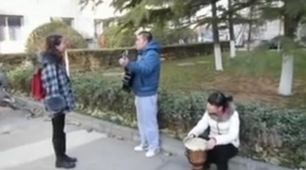 un tanar chinez a vrut sa cucereasca o fata cantandu i o serenada pe strada vezi reactia incredibila a tinerei video