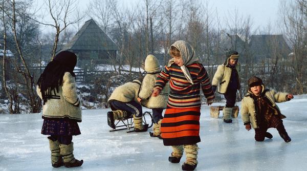 exclusiv vesnicia s a nascut in maramures nu e craciun mai frumos ca aici la viflaim prin icoanele fotografice ale lui dinescu