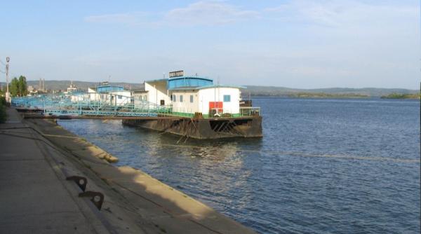 poluare in portul drobeta cu produse petroliere inspectorii de mediu se afla la fa a locului