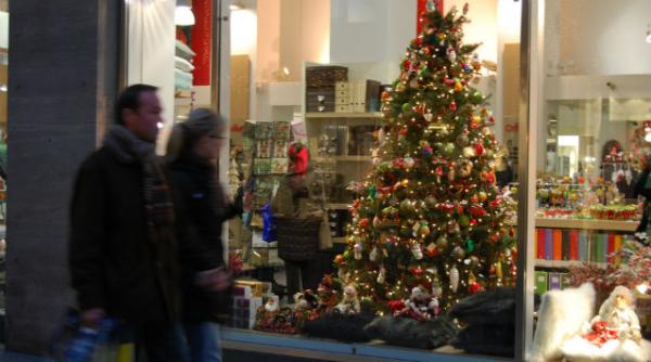 mii de insecte ne fac cu ochiul dintre globurile din pomul de craciun