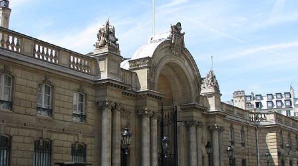 un barbat in criza de nervi a intrat cu masina in poarta palatului elysee