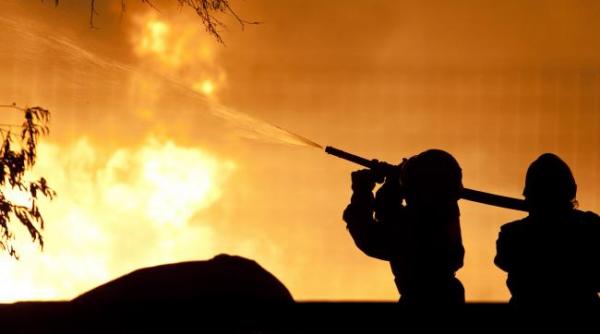 un incendiu violent a distrus un depozit de obiecte sanitare in capitala