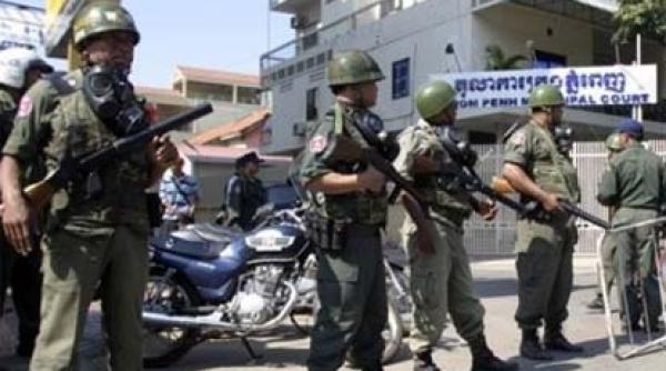 poli ia militara cambodgiana a deschis focul asupra unor manifestan i primul bilant indica cel putin trei morti