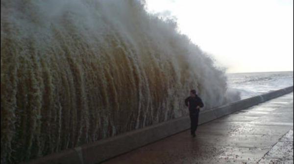 inunda ii majore in vestul marii britanii i sco ia un fotograf care a ie it sa fotografieze vijelia e dat disparut video