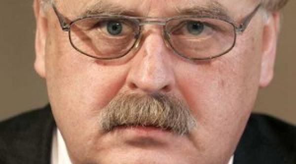 amprentatorul romanilor il avertizeaza pe ponta se va intoarce impotriva sa nu ar trebui sa trateze astfel un prieten vechi al romaniei