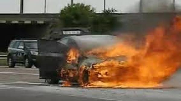 masina in flacari pe autostrada a1 pe sensul bucuresti pitesti circulatia se desfasoara cu dificultate