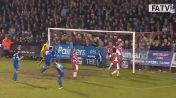 o mingie de fotbal incapatanata refuza sa intre in poarta video