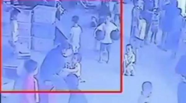 si a dus copilul la gradinita ca orice parinte ce au inregistrat camerele de acolo e incredibil video