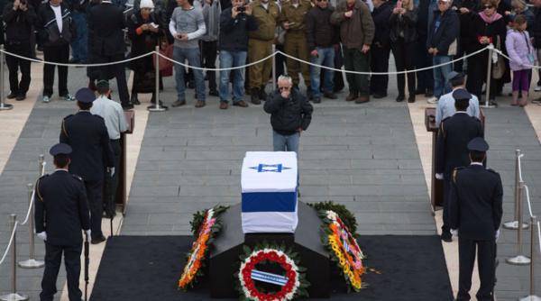 ariel sharon a renuntat la lupta se retrage in istorie