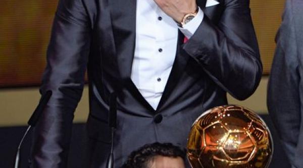 balonul de aur a fost cistigat de cristiano ronaldo portughezul a plans cand a primit premiul