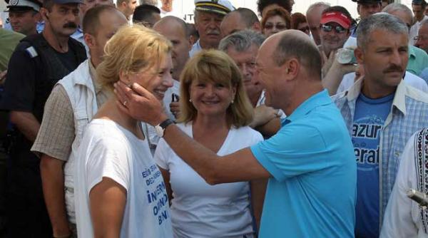 ferma presedintelui arabii muncesc pe plantatia lui basescu