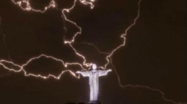 video bucata de deget din statuia lui iisus din rio de janeiro pierduta in urma unui fulger