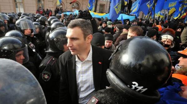 ciocniri violente la kiev numele lui ceausescu invocat de vitali klitschko
