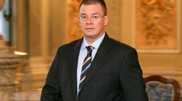 mihai razvan ungureanu in 2104 ne vom da seama cine joaca pe sub masa cu usl si saboteaza unitatea dreptei