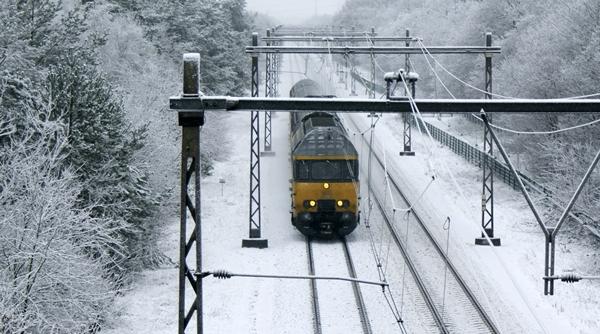 mai multe trenuri au fost anulate iar avioanele decoleaza cu intarziere din cauza ninsorii si a viscolului