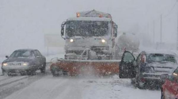 pe dn6 in jude ul olt un angajat al cnadnr care lucra la deszapezire a murit barbatul a facut infarct