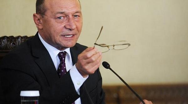 traian basescu prima reac ie dupa accidentul aviatic in care au murit pilotul adrian iovan i studenta aurelia ion