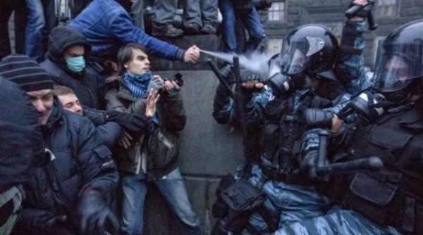 ianukovici face primele concesii a oferit opozitiei postul de premier