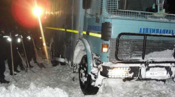 90 de jandarmi au pus umarul la deszapezirea gurilor de metrou din centrul capitalei