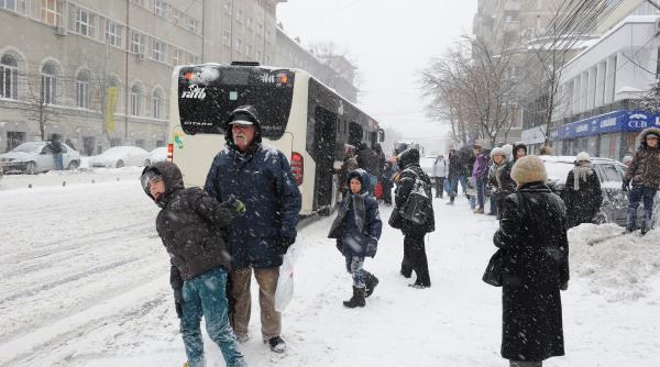 oprescu a cerut sa fie deszapezite strazile laterale mijloacele ratb circula normal