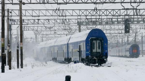 un tren care circula pe ruta bucure ti targovi te cu 80 de pasageri la bord a ramas blocat in jude ul dambovi a