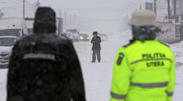 politia si cnadnr formeaza convoaie controlate de masini pentru ca niciun sofer sa nu mai stationeze in trafic