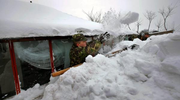 sute de sate izolate in sud estul romaniei militarii i jandarmii ajuta la deszapezire