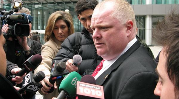 primarul orasului toronto amendat pentru ca a traversat pe rosu