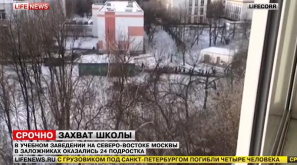 zeci de elevi luati ostatici intr o scoala din moscova un barbat inarmat a deschis focul un politist a fost ucis