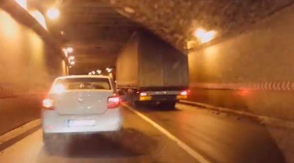 blocat in pasajul unirii soferul unui tir a ramas intepenit in pasaj pentru ca nu a respectat limita de inaltime video