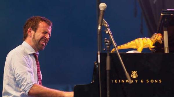 neil cowley pianistul celebrei adele vine la jazztm