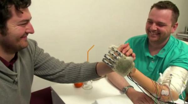 mana artificiala simt tactil