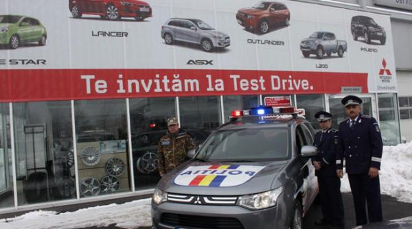 politia rutiera primeste un mitsubishi outlander
