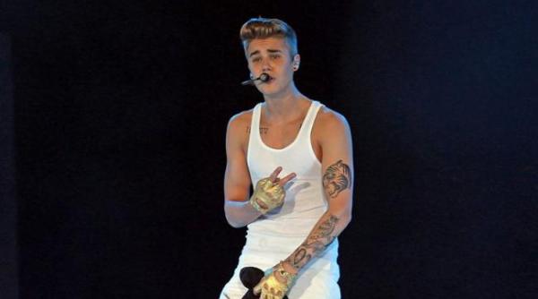 justin bieber asa cum si l ar dori toate fanele docil si gata sa se dezbrace video