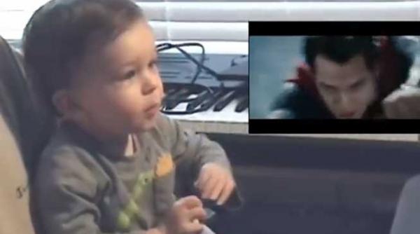adorabil un baietel umareste zborul lui superman video