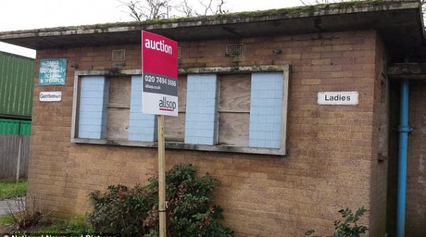 ce legatura poate exista intre 15 romani si o toaleta dezafectata din londra