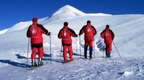 doi turisti britanici au ramas blocati in bucegi salvamontistii au plecat dupa ei