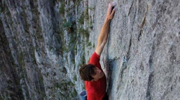 spiderman exista a urcat pe un perete vertical fara o minima protectie video