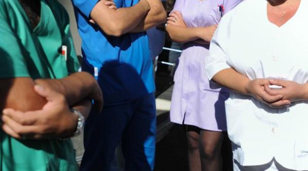 medicii greva spontana la spitalul vaslui oamenii protesteaza fata de reducerea unor sporuri si eliminarea tichetelor de masa