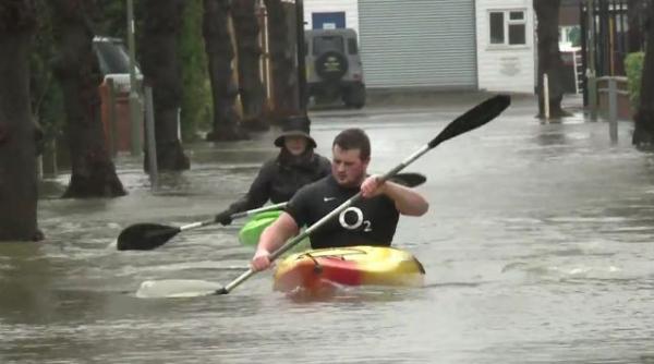 aflati sub ape de patru saptamani britanicii se gandesc la solutia naturala contra inundatiilor reintroducerea castorilor in natura