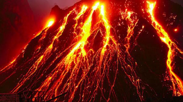 eruptie violenta a vulcanului kelud 200 000 de indonezieni evacuati de urgenta