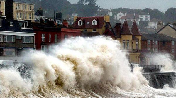 furtunile fac ravagii in marea britanie si franta trei morti zeci de raniti sute de mii de case fara curent