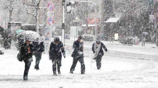 ninsori abundente in japonia 12 oameni au murit sute de mii de locuinte fara curent electric