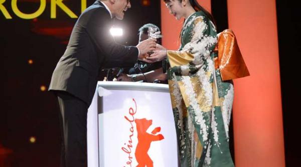 ursul berlinez trece pe betigase si orez china si japonia si au adjudecat majoritatea premiilor importante la cea de a 64 a editie a berlinalei