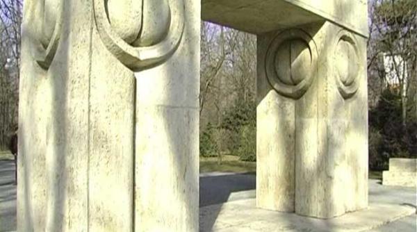 constatari cu demisii poarta sarutului a fost spalata precum un covor