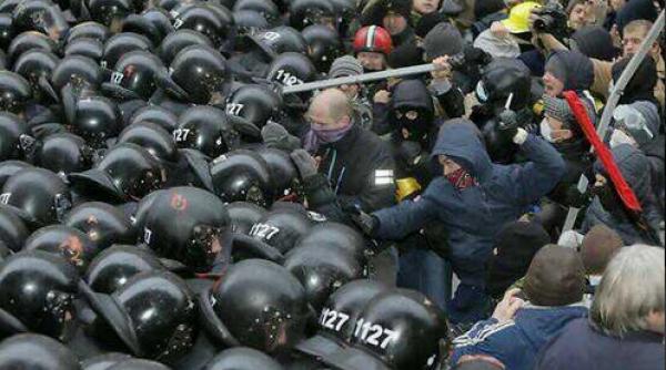 basescu face apel la presedintele ianukovici sa gaseasca solutii pentru dialog noi am invatat in 1989 ca violenta nu e o optiune